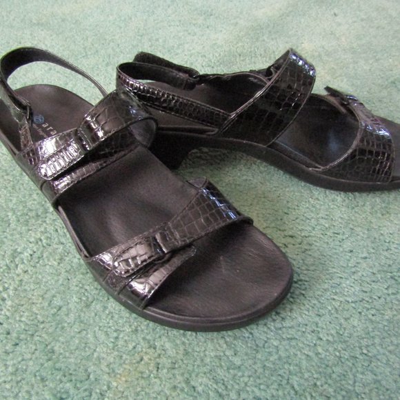 Stylish & Comfy Aravon Sandals - Picture 3 of 5
